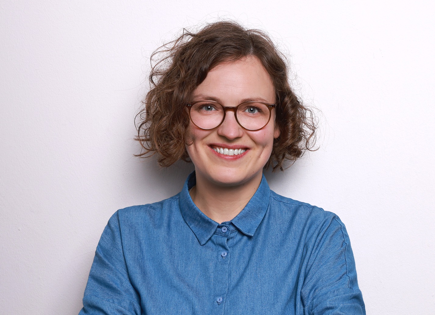 Profilbild von Karen Vogelpohl in einer blauen Bluse.