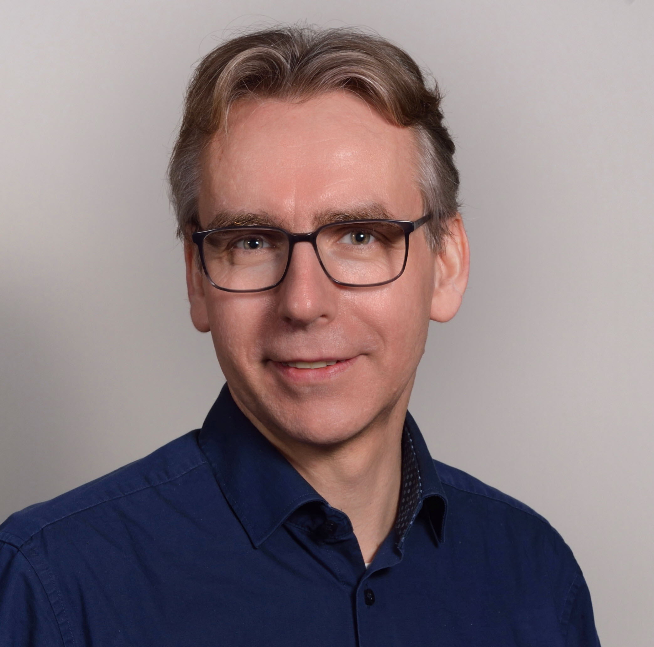Portrait Ralf Schattschneider in dunkelblauem Hemd