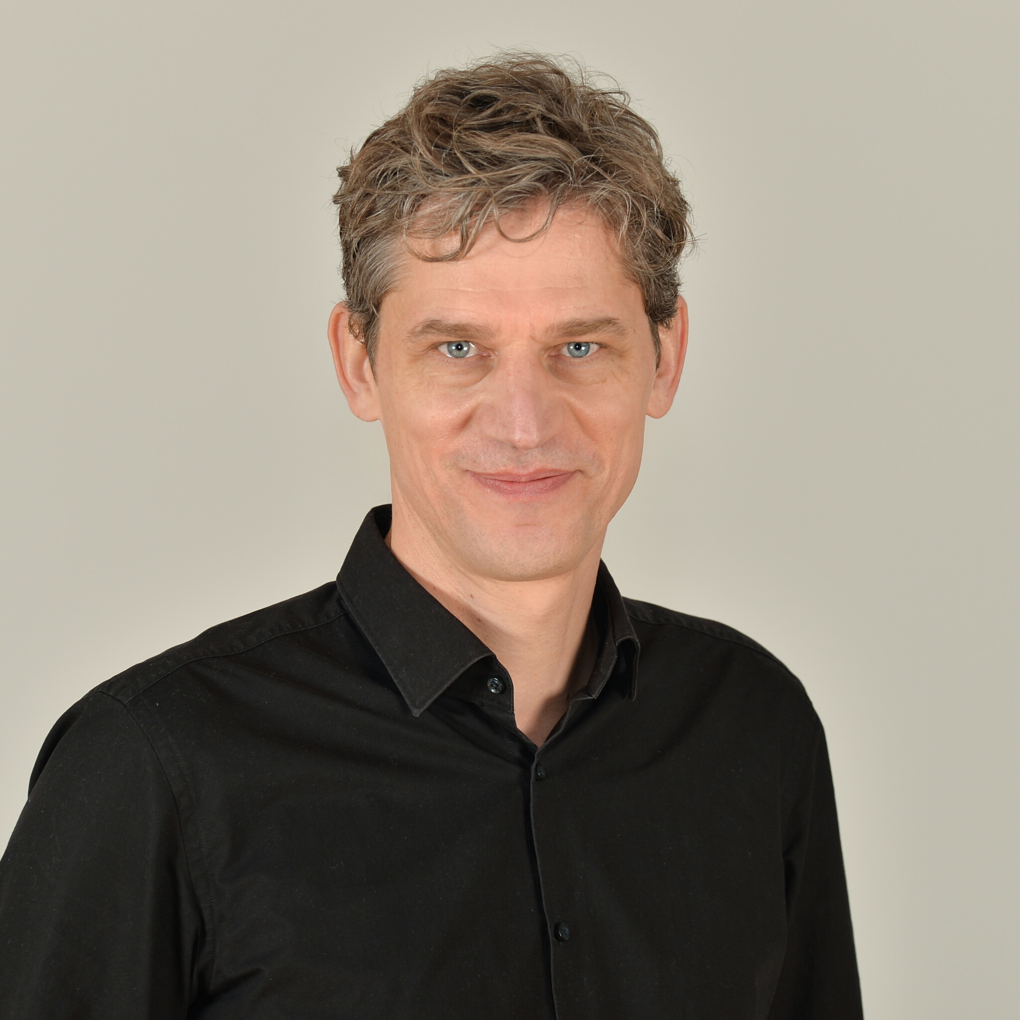 Portrait von Stefan Hahn in schwarzem Hemd