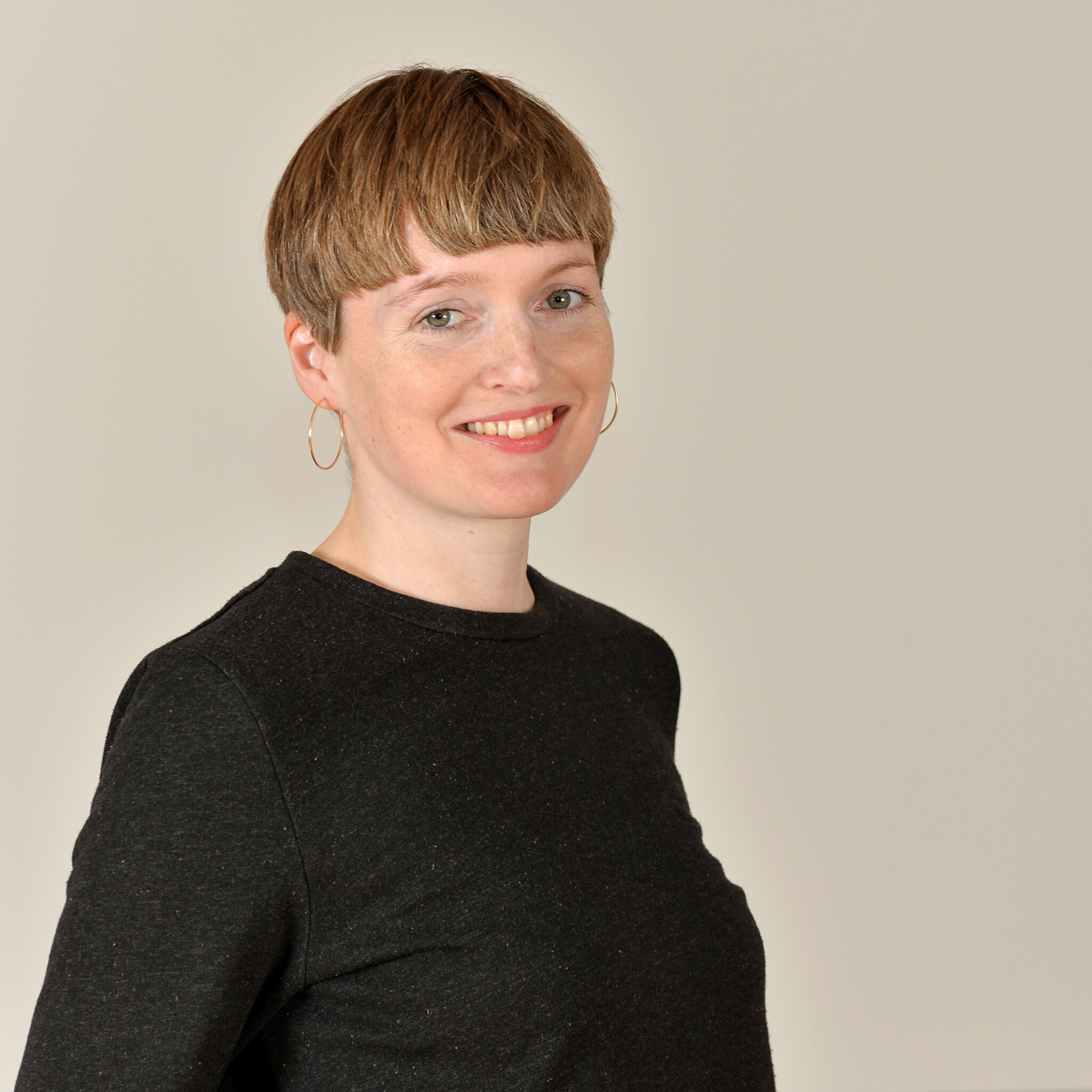 Das Bild zeigt Alma Heidkamp in einem schwarz Langarmshirt.