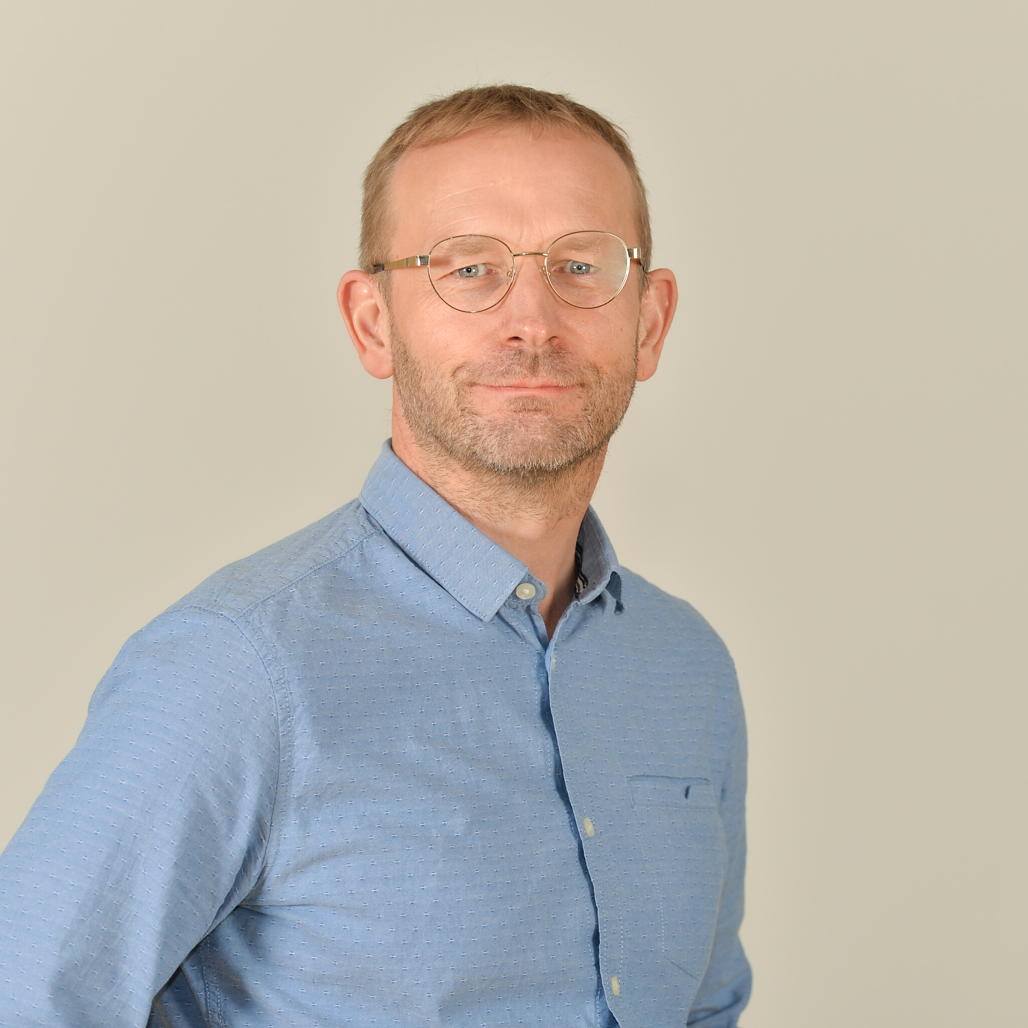 Profilbild von Dr. Markus Lücken im blauen Hemd.