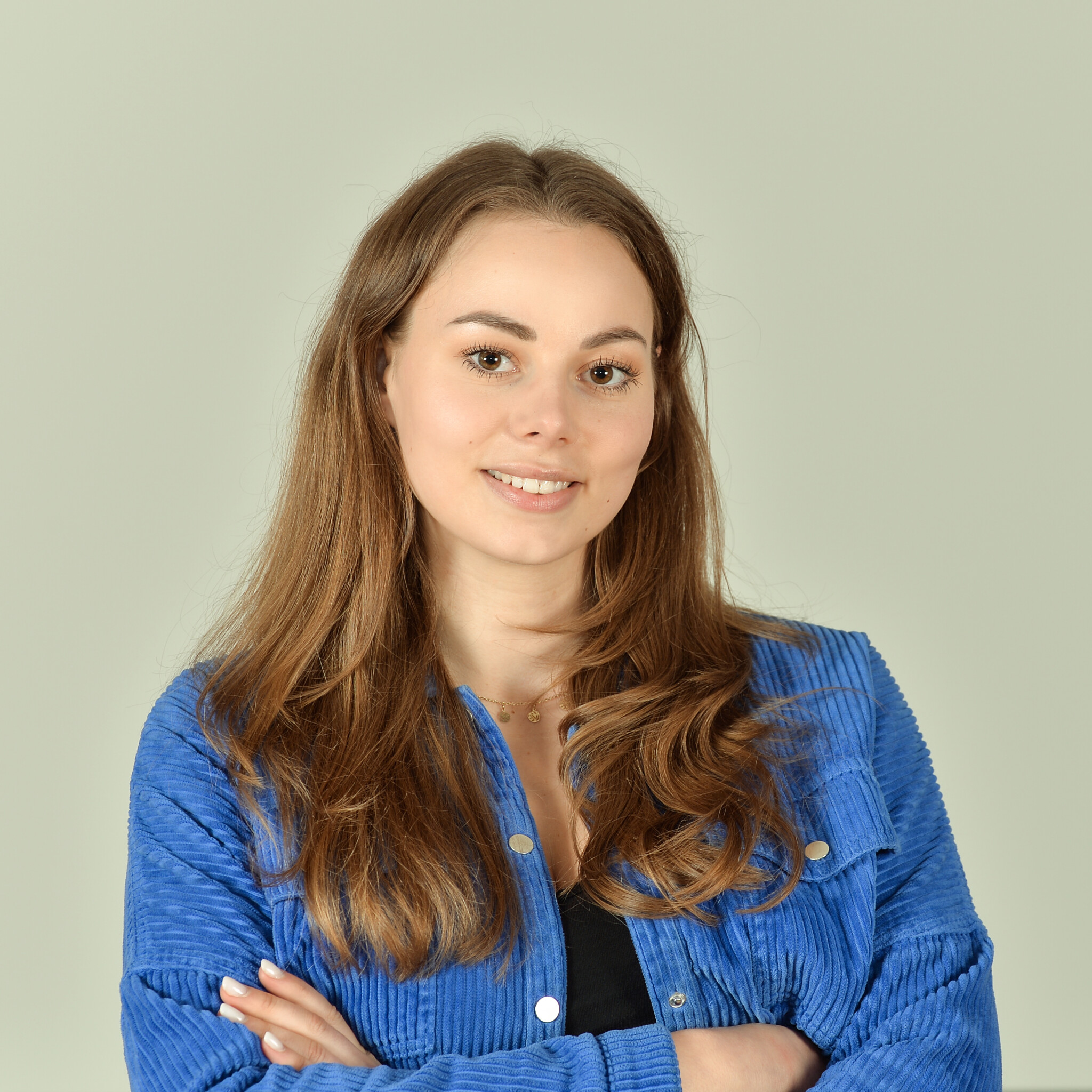 Profilbild von Liv Woitke im schwarzen Top und blauer Bluse