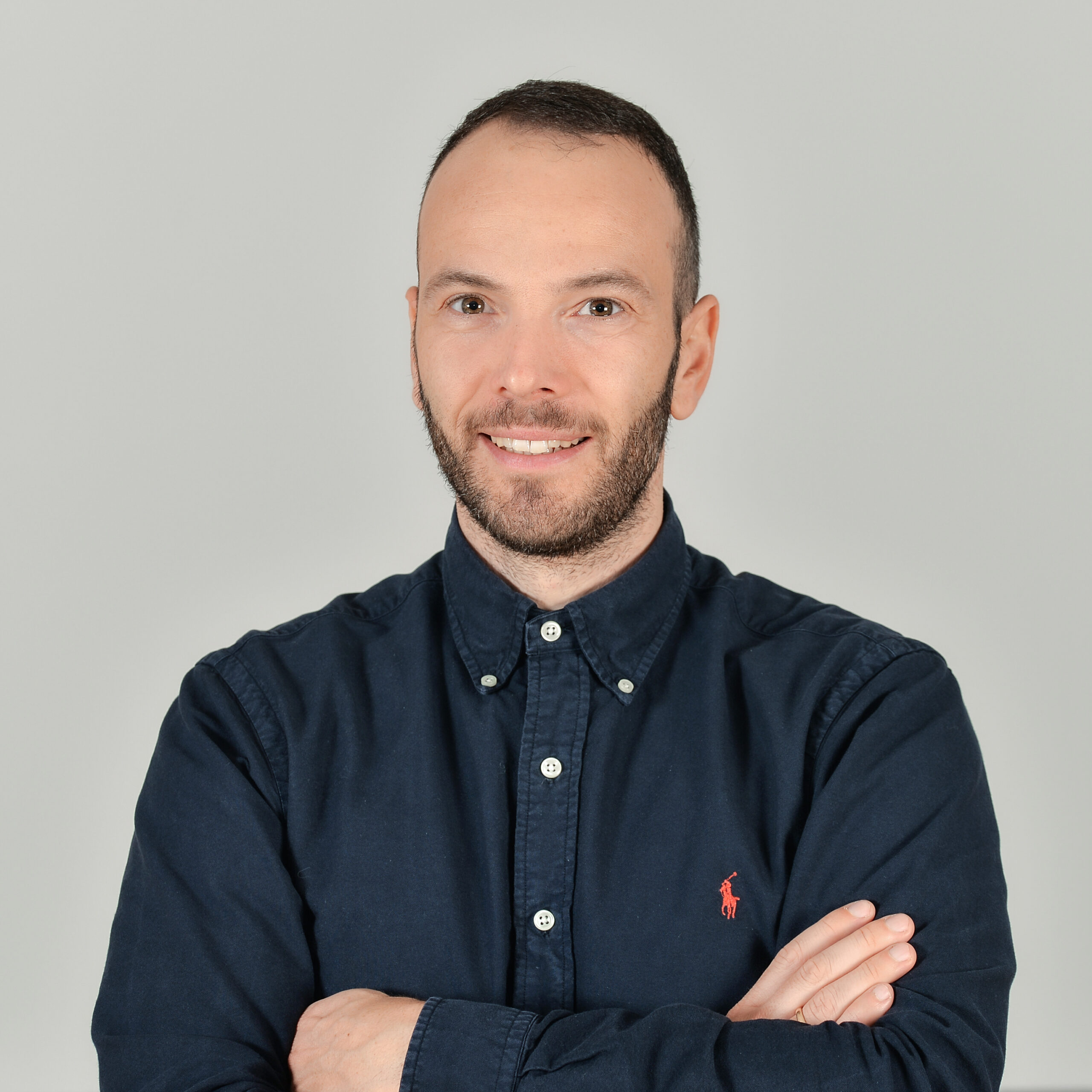 Profilbild von Fabian Alexander Emde in einem dunkel-blauen Hemd.