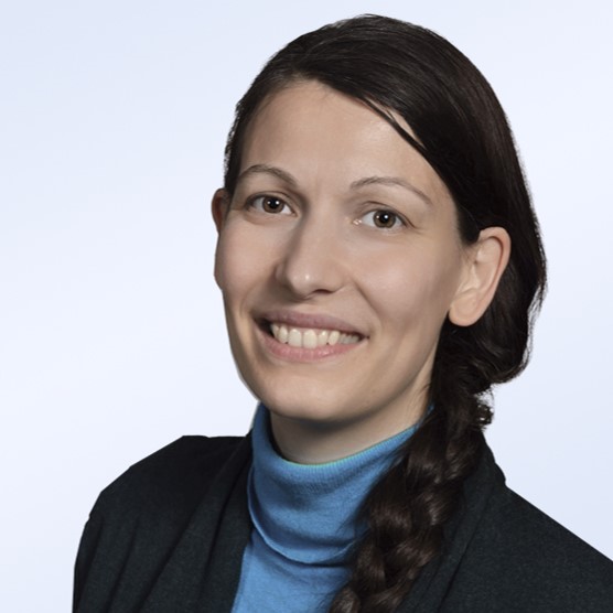 Profilbild von Mandy Färber im hell-blauen Rollkragen-Pullover und dunkel-grüner Jacke
