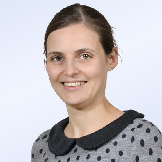 Profilbild von Stephanie Graw-Krausholz in einer grauen Bluse mit schwarzen Punkten.