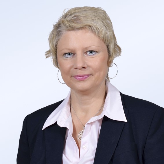 Profilbild von Birgitta Lindhorst in einer hell-rosafarbenen Bluse und schwarzem Blazer.