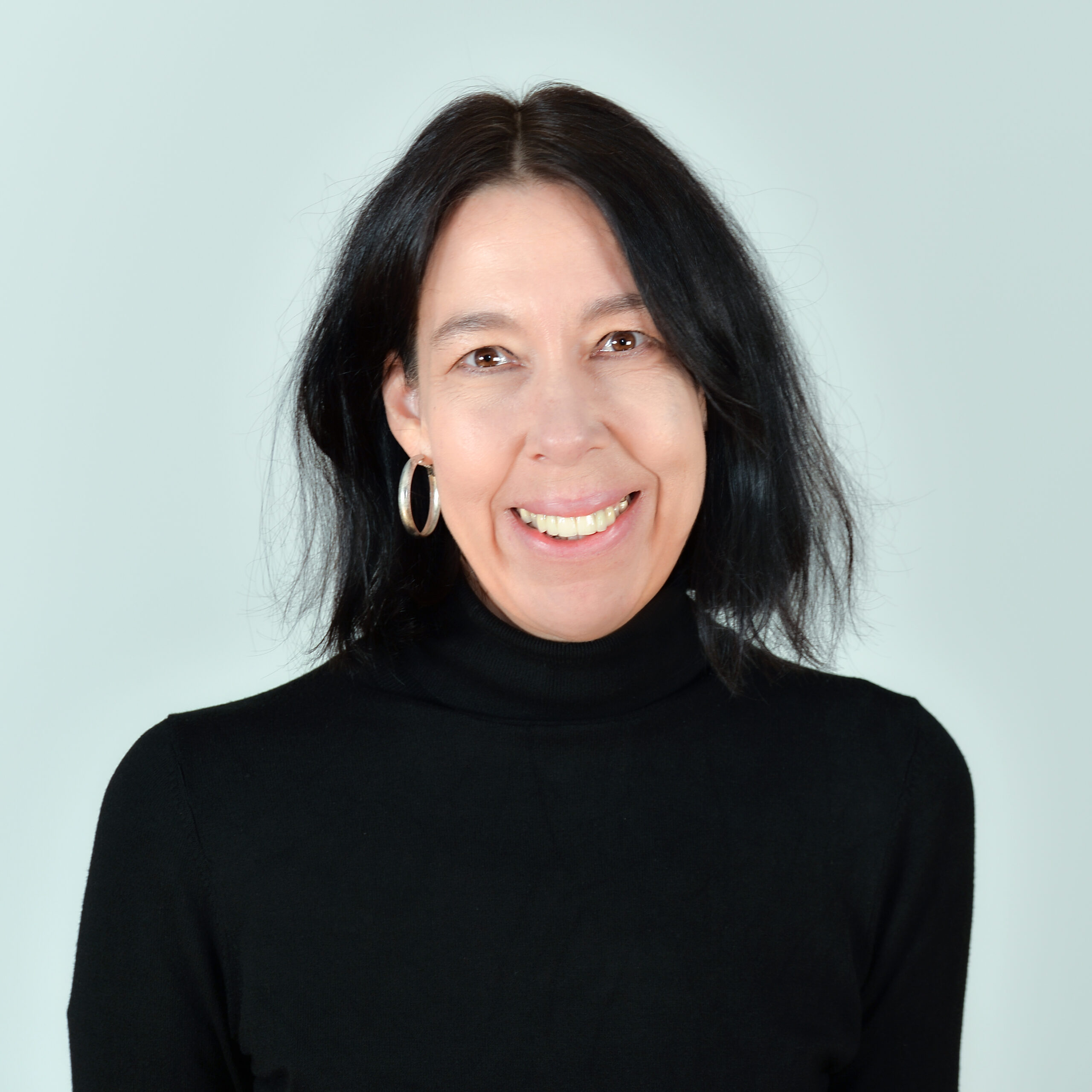 Profilbild von Dr. Britta Pohlmann in einem schwarzen Rollkragenpullover.