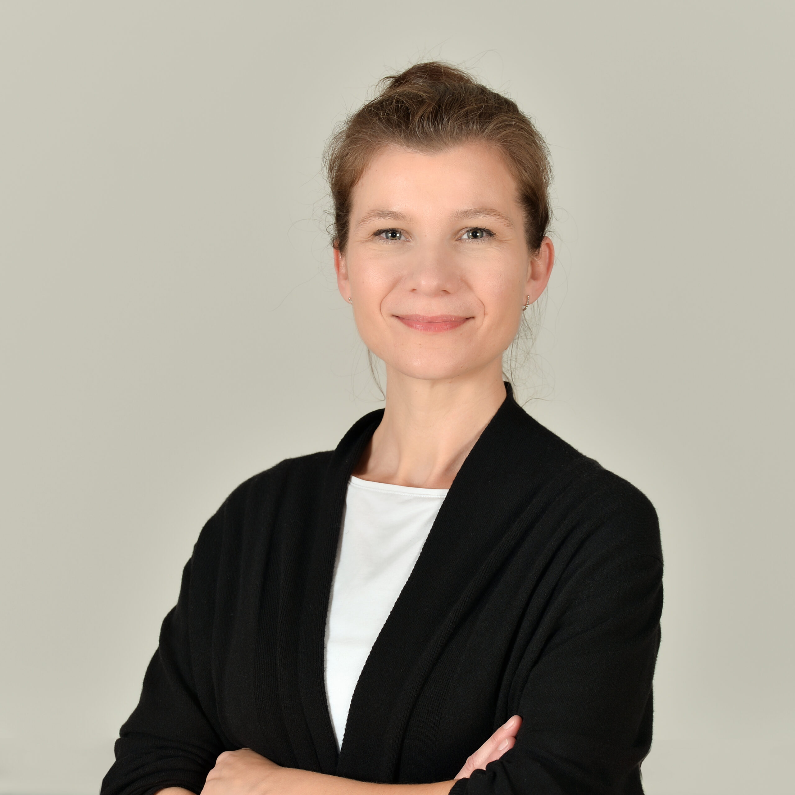 Profilbild von Dr. Anika Suding Appich. Sie trägt ein weißes Shirt und einen schwarzen Blazer.