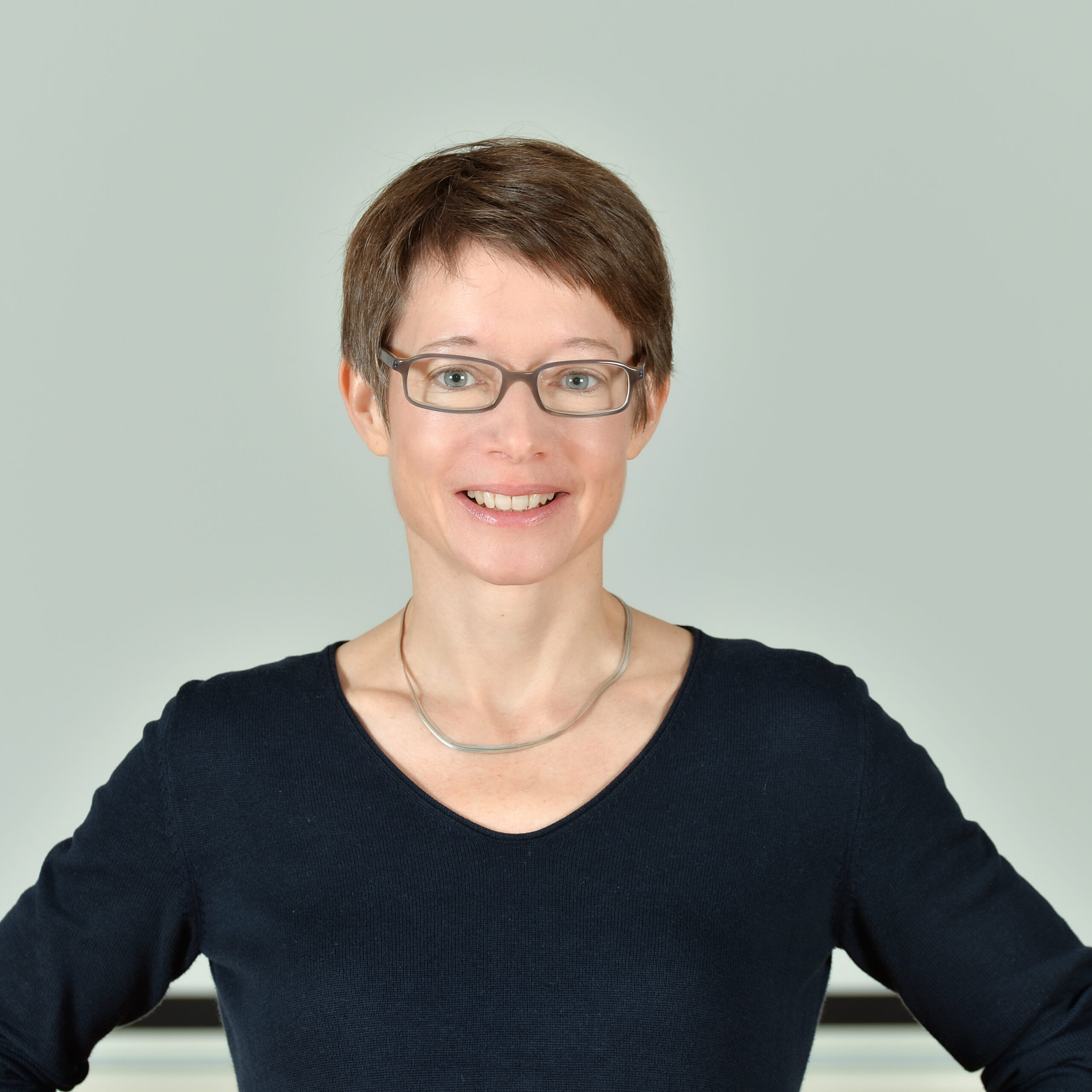 Profilbild von Dr. Jenny Tränkmann in einem schwarzen Langarmshirt.