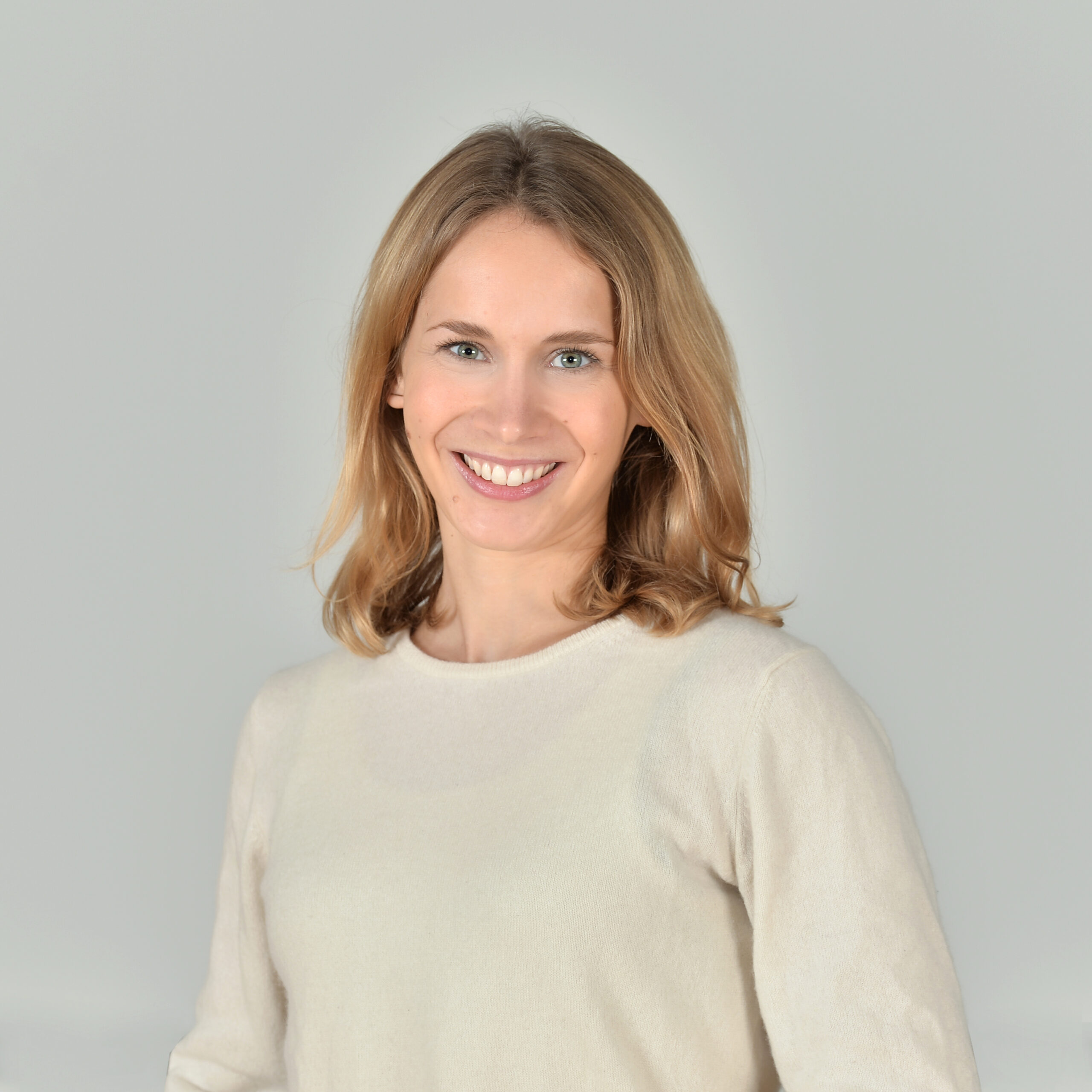 Profilbild von Jonna Wolters in einem beige-farbenen Pullover.