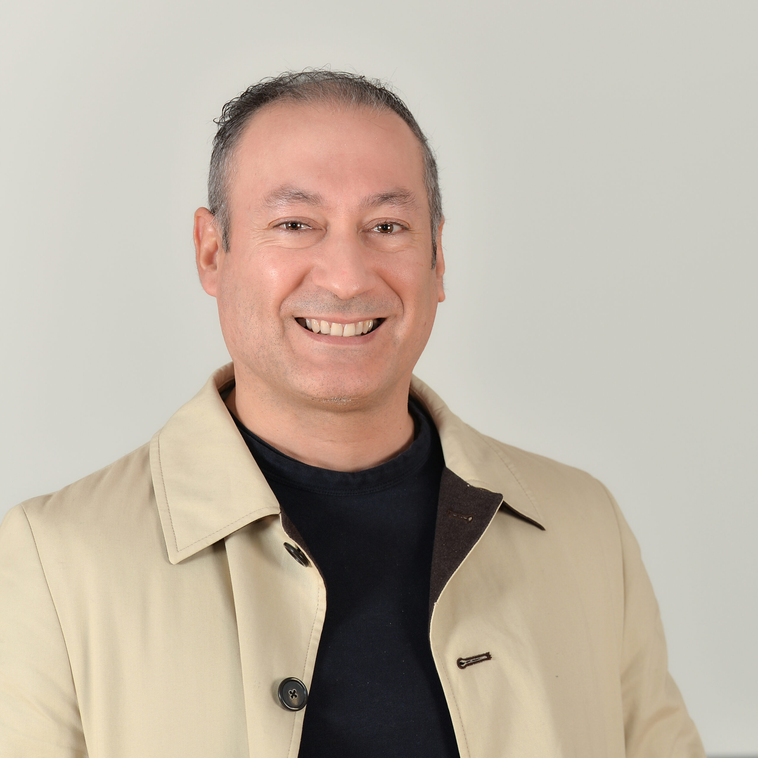 Profilbild von Sergio Masbernat in einem dunklen Shirt und beige-farbenen Blazer.
