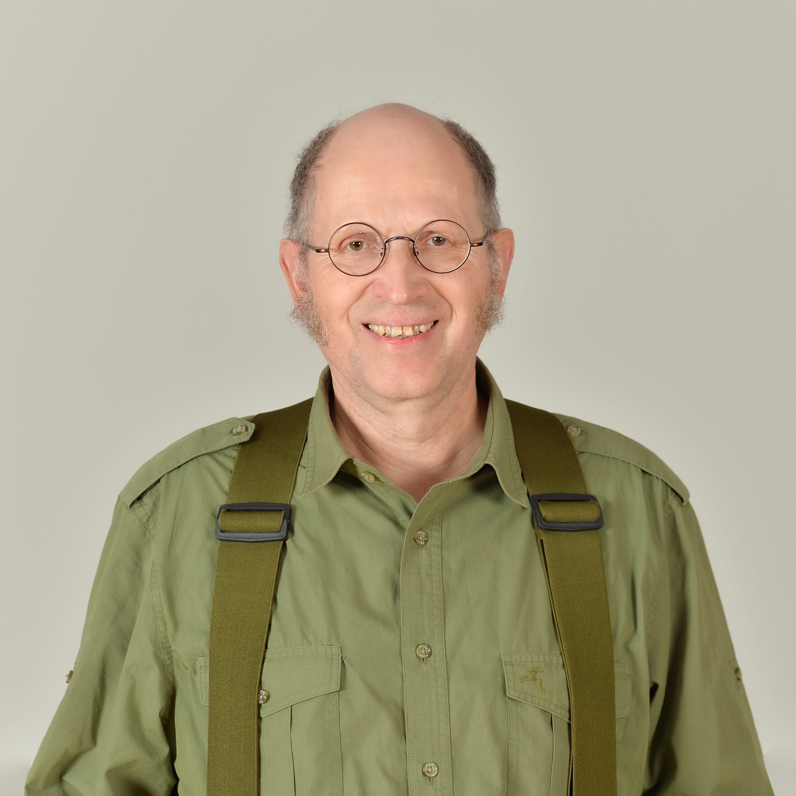 Profilbild von Rolf Meier. Er trägt ein grünes Hemd und grüne Hosenträger.